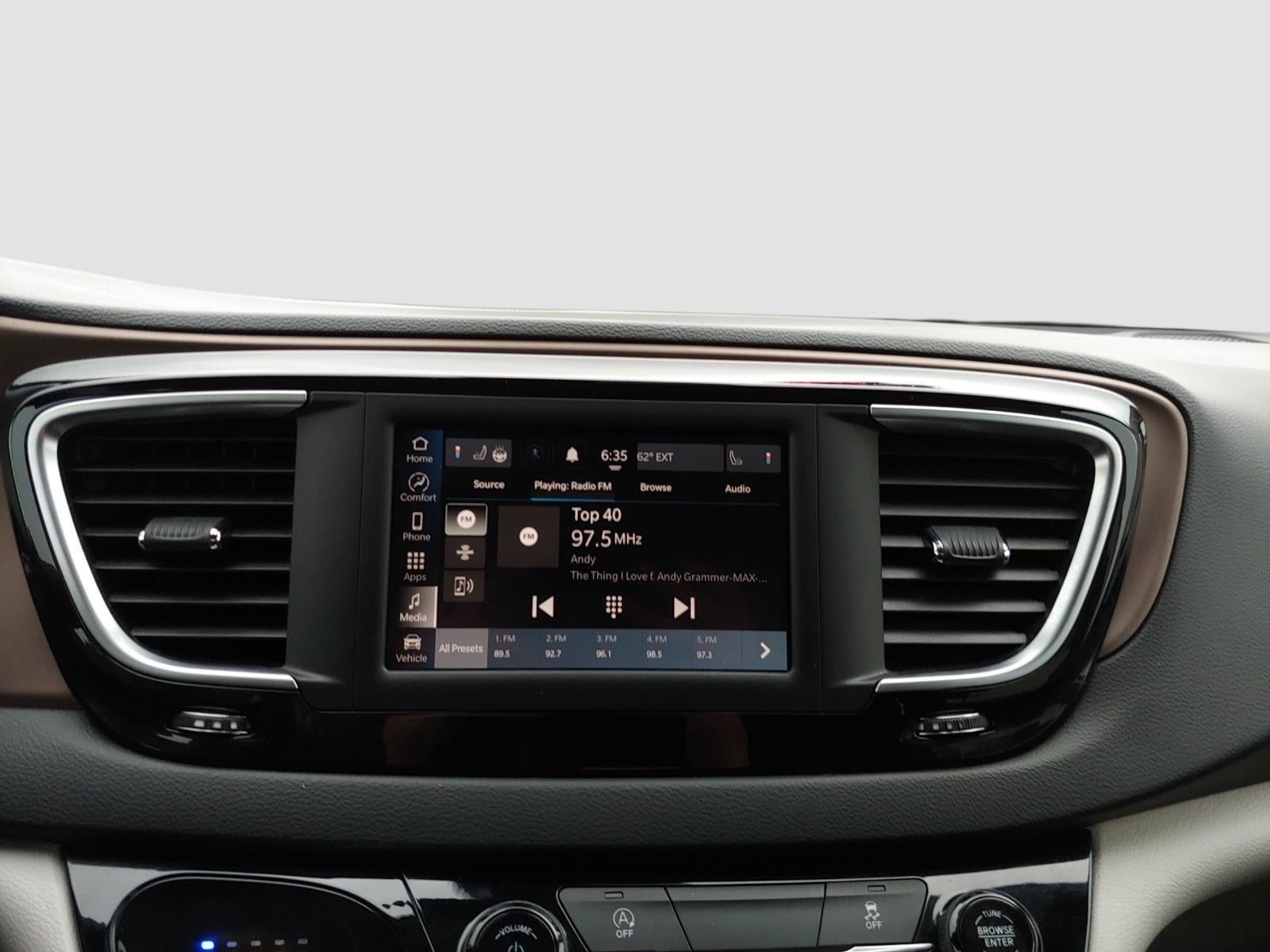 2023 Chrysler Voyager LX
