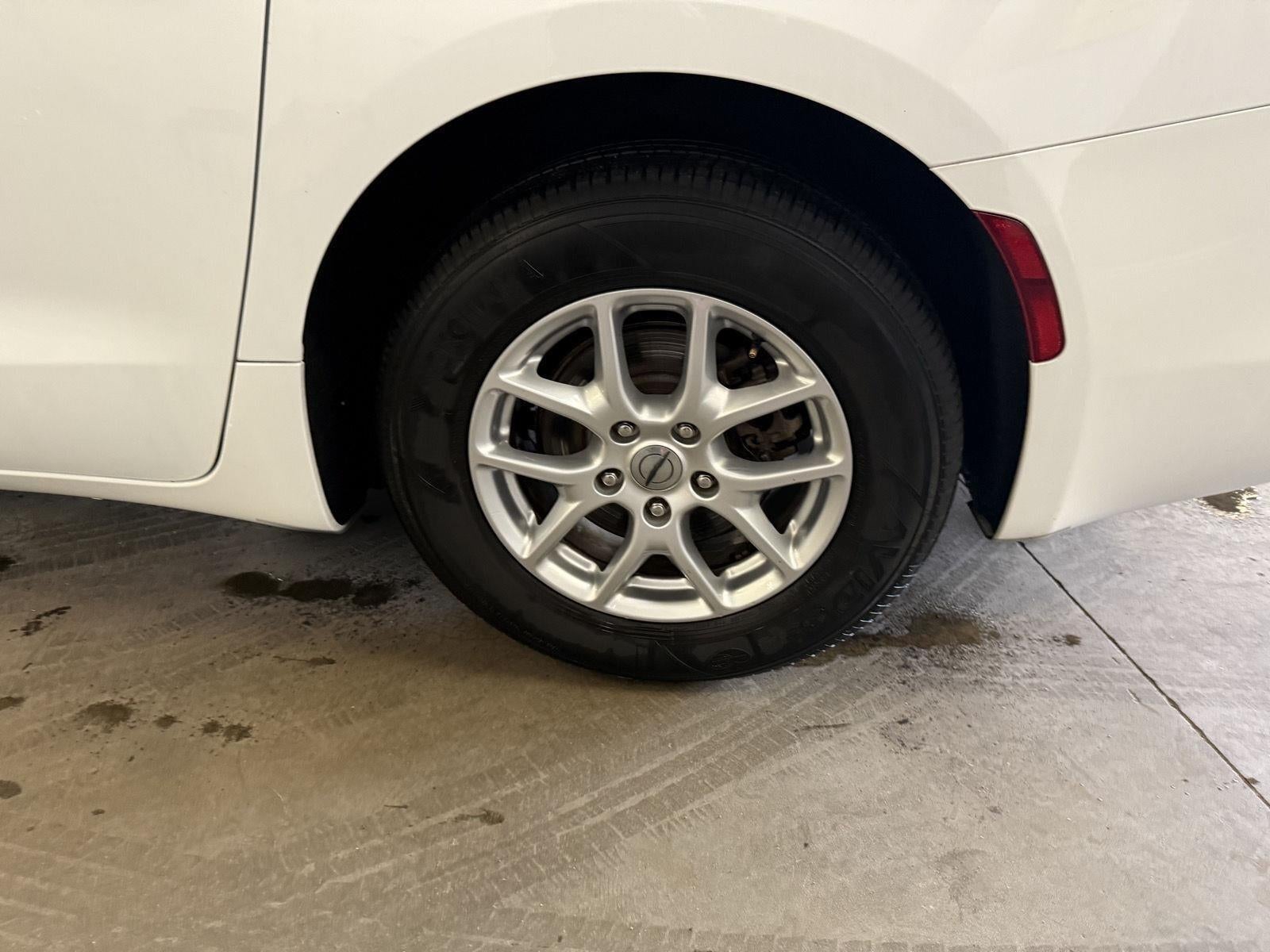 2022 Chrysler Voyager LX