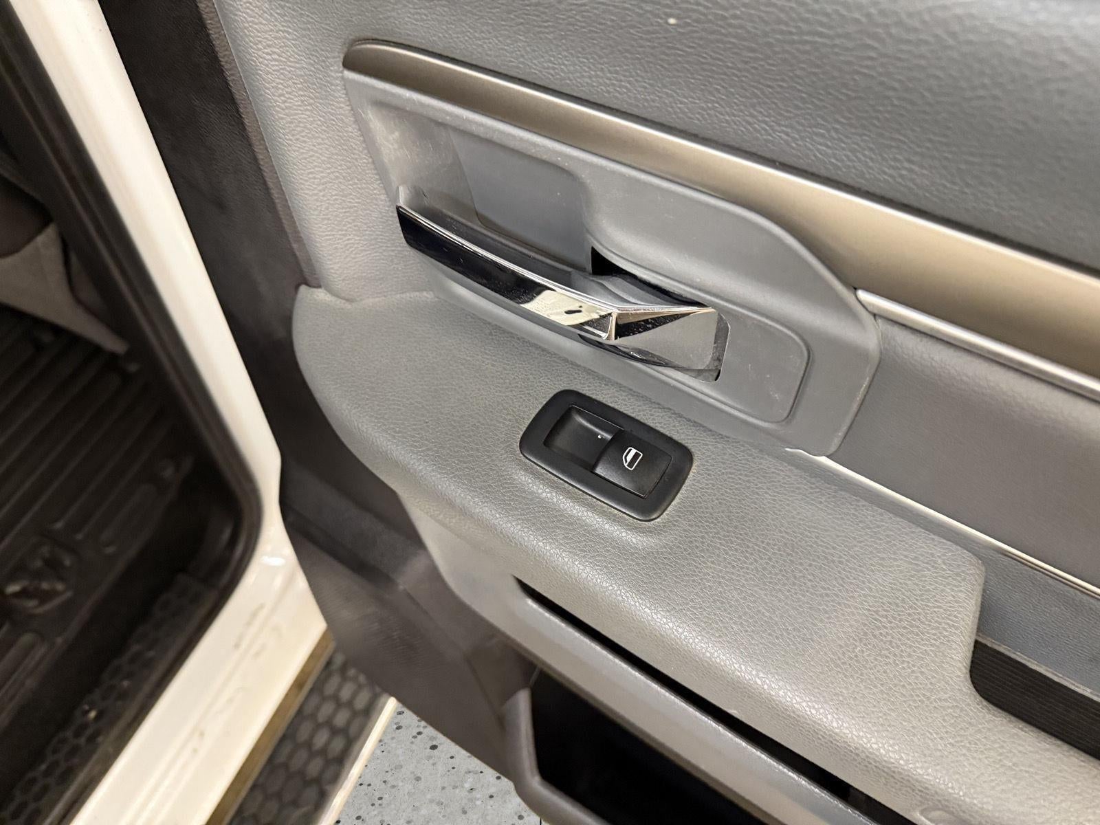 2017 RAM 1500 Big Horn Crew Cab 4x4 5'7' Box