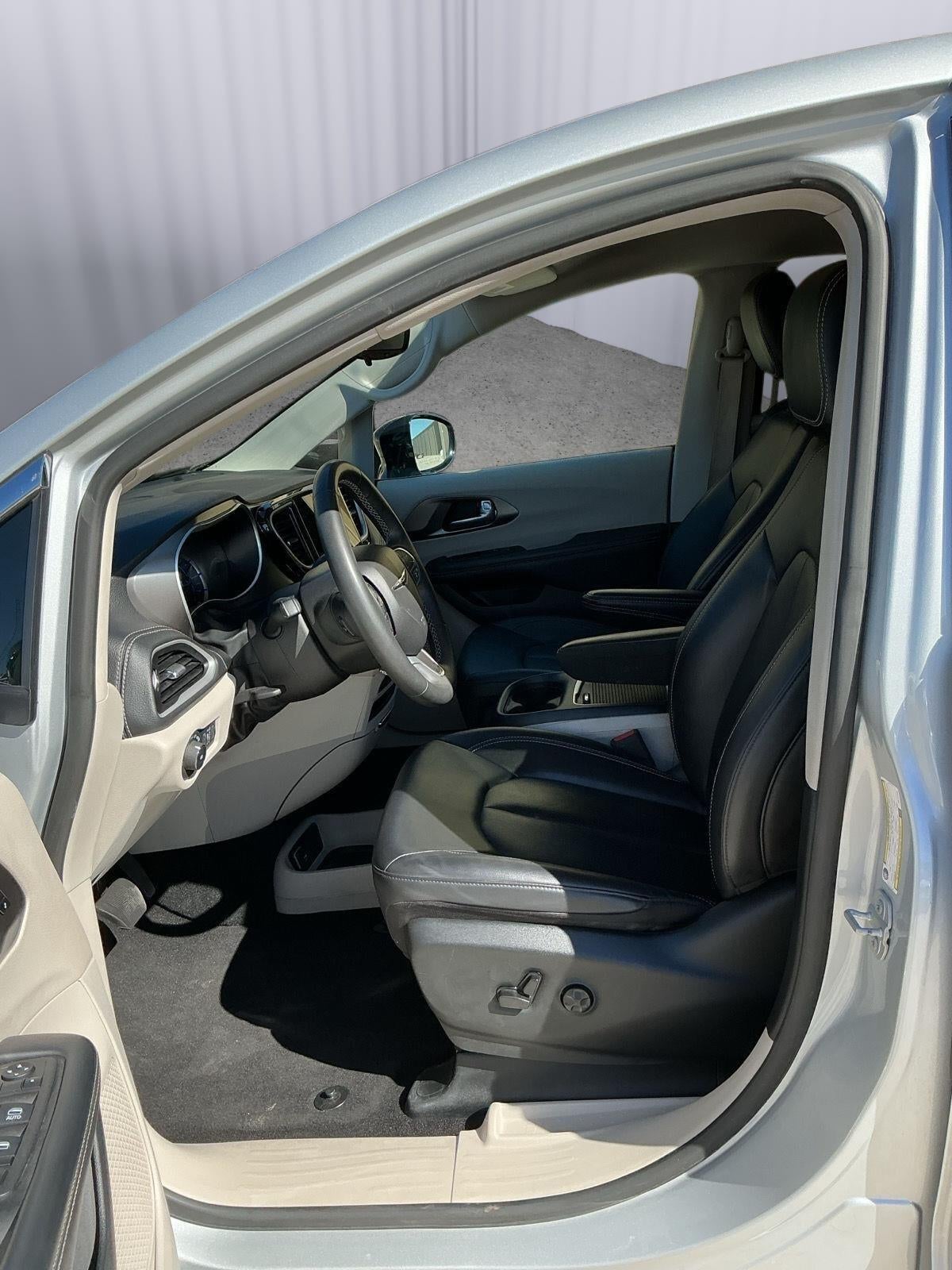 2024 Chrysler Pacifica Hybrid Select