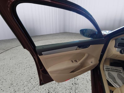 2012 Volkswagen Passat SE w/Sunroof & Nav PZEV