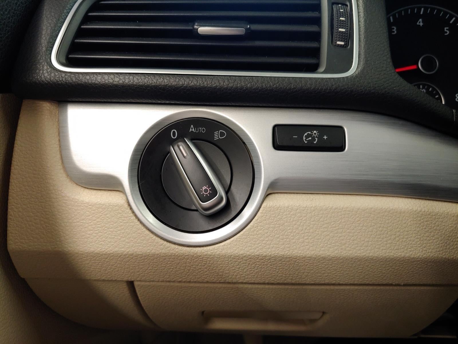 2012 Volkswagen Passat SE w/Sunroof & Nav PZEV