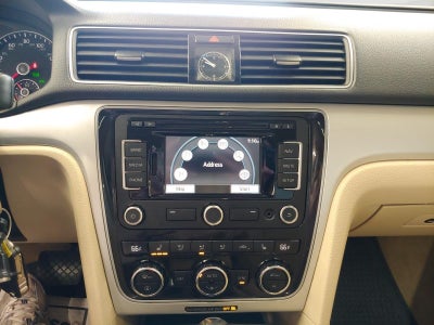 2012 Volkswagen Passat SE w/Sunroof & Nav PZEV