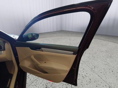 2012 Volkswagen Passat SE w/Sunroof & Nav PZEV