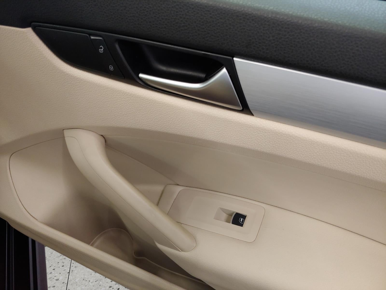 2012 Volkswagen Passat SE w/Sunroof & Nav PZEV