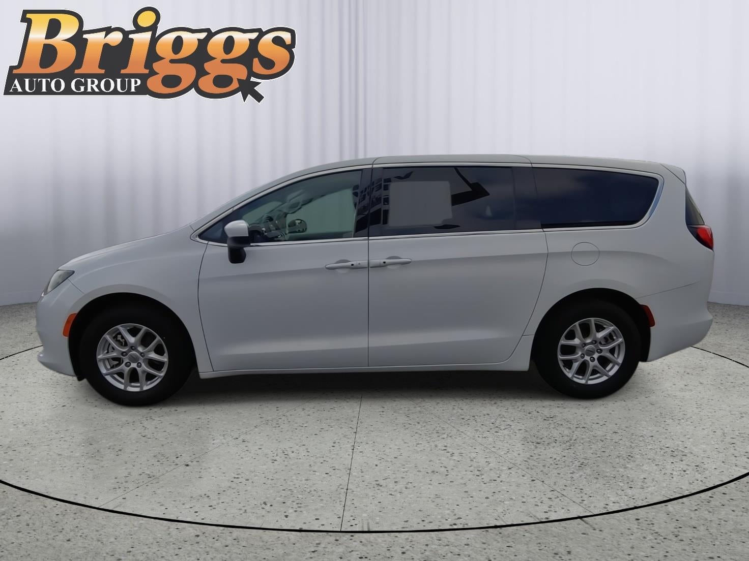 2022 Chrysler Voyager LX