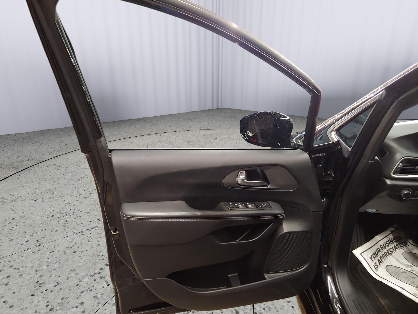 2025 Chrysler Voyager LX