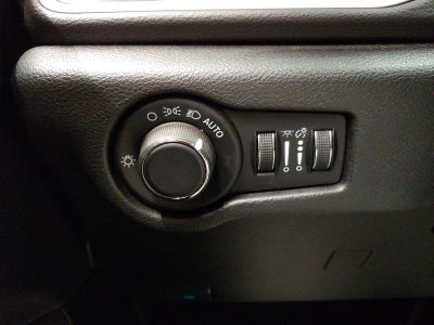 2025 Chrysler Voyager LX