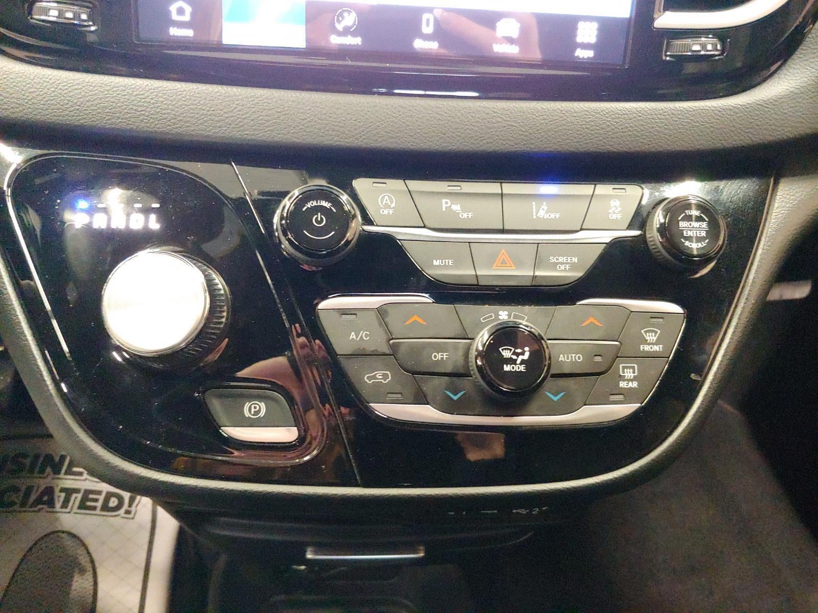 2025 Chrysler Voyager LX