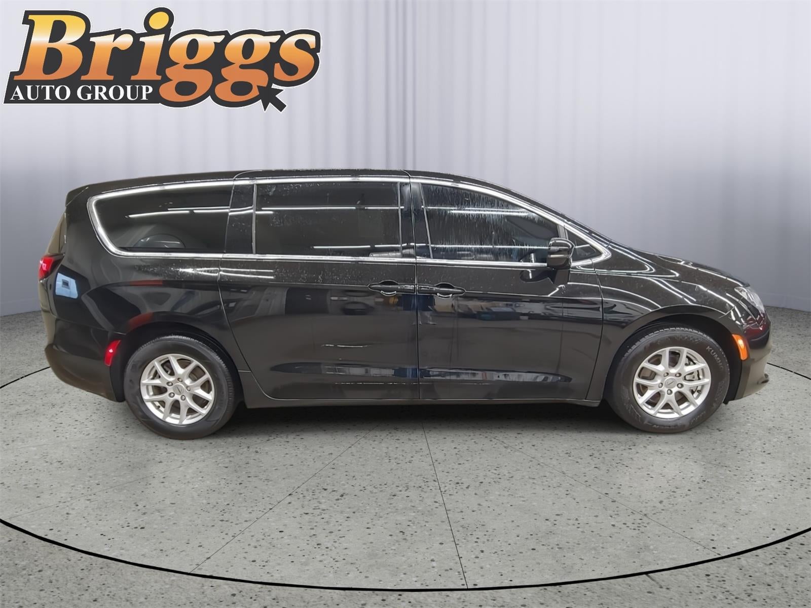 2025 Chrysler Voyager LX