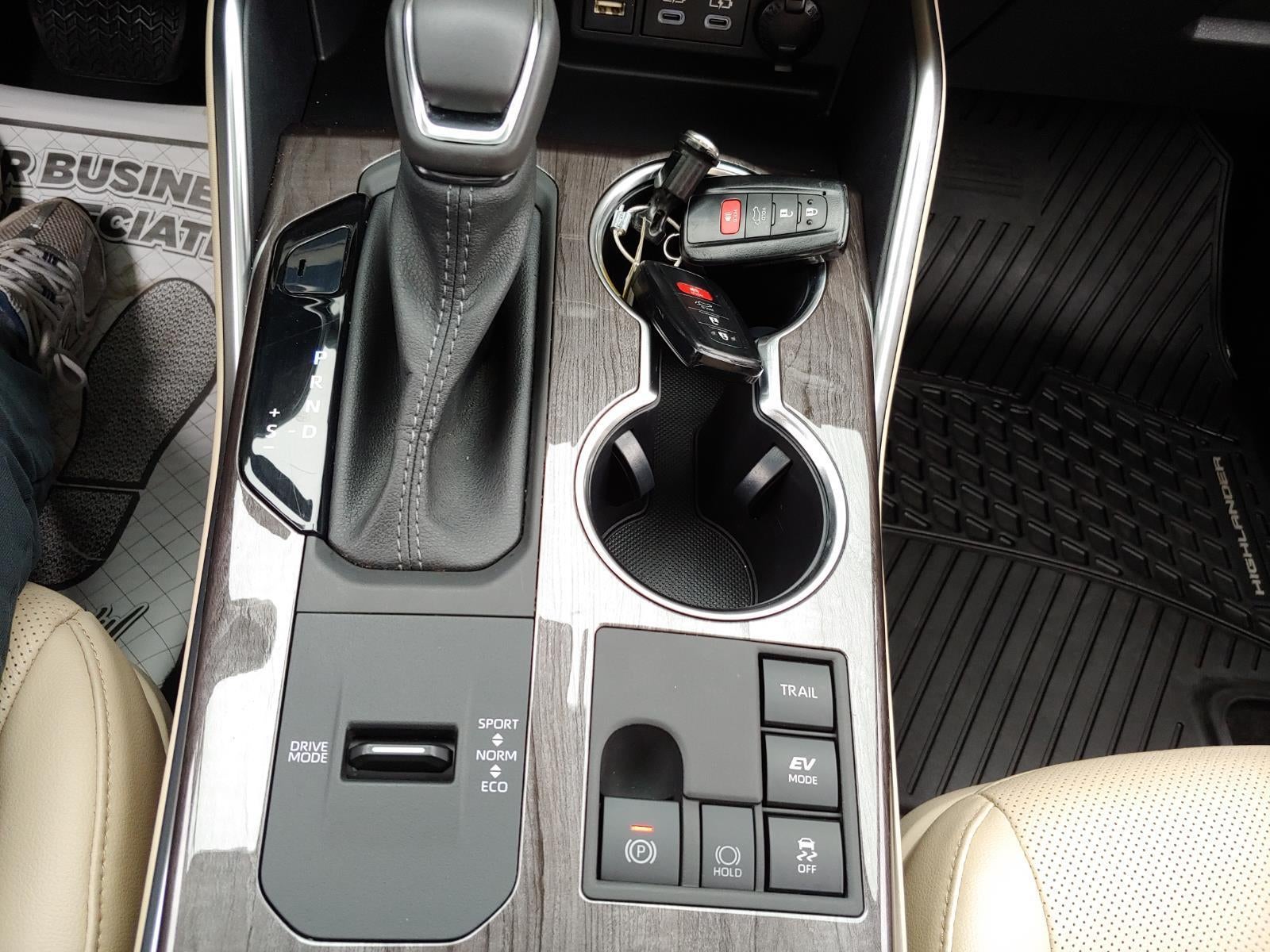 2023 Toyota Highlander Hybrid Platinum