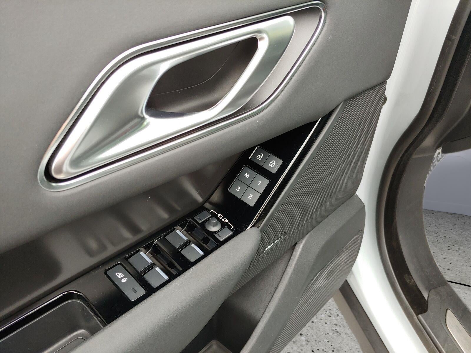 2025 Land Rover Range Rover Velar Dynamic SE