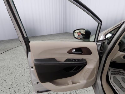 2024 Chrysler Voyager LX