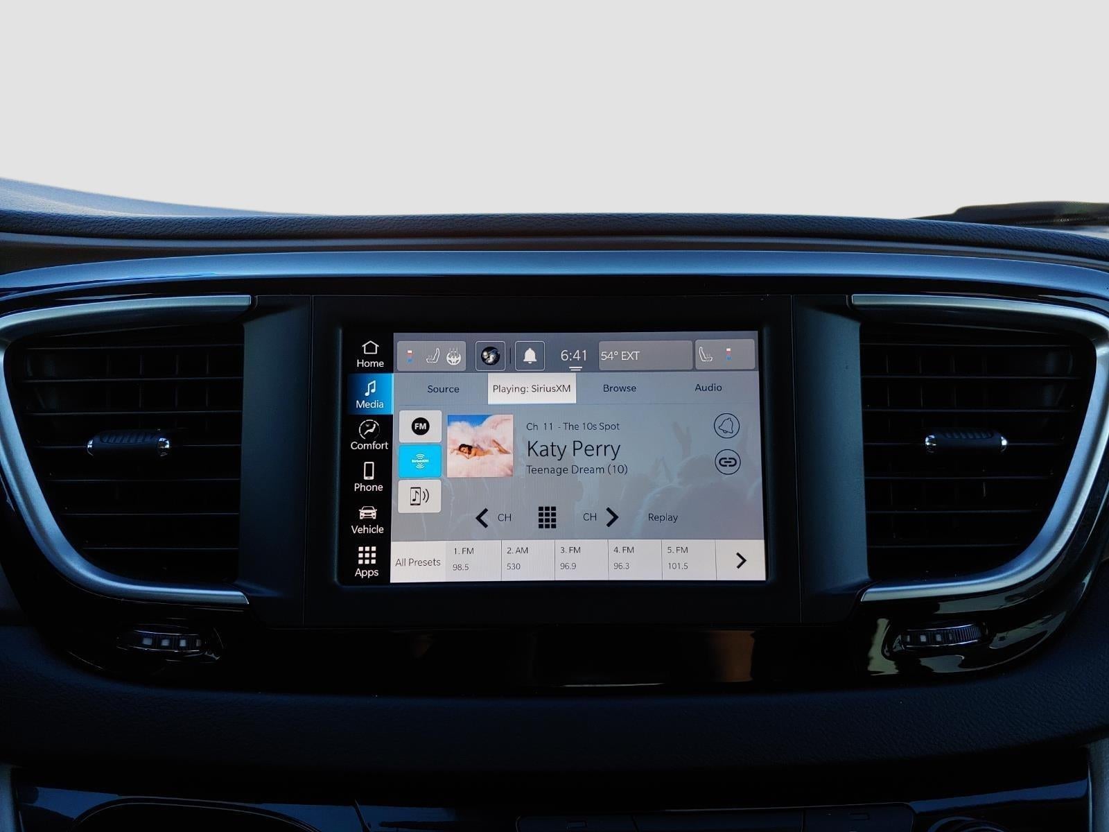 2024 Chrysler Voyager LX