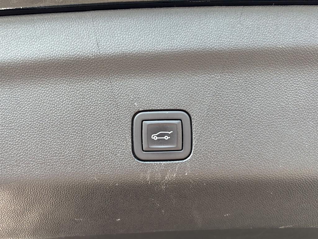 2023 GMC Yukon SLT - Photo 23