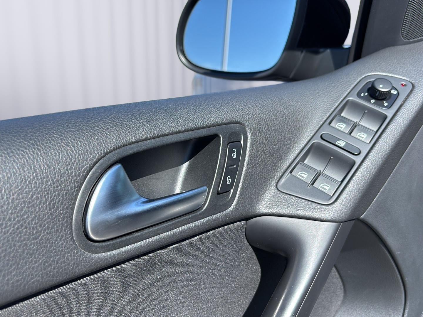 2013 Volkswagen Tiguan S w/Sunroof